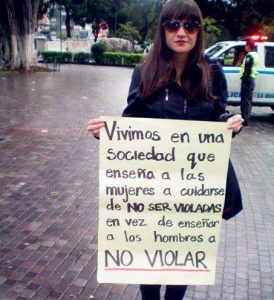 “vivimos en una sociedad que enseña a las mujeres a cuidarse de no ser violadas, en vez de enseñar a los hombres a no violar”, Chica con pancarta, manifestación contra la violación